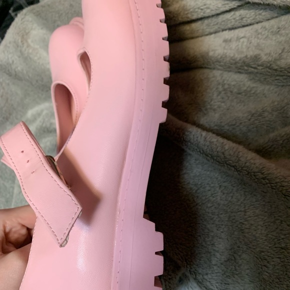 Pink Mary Jane Platforms , size 8 , i absolutely love the color on these!! - Picture 2 of 3